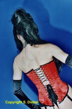 Info von Korsetts Boutique Shop, f&uuml;r, Korsett Nobles Satin rot + 6 Strapshalter